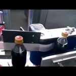 自動可樂瓶貼標機